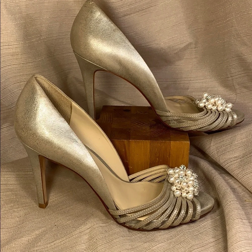 TALBOTS worn once 8.5B leather 3.5”heels 0.5”platf